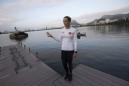 Remera brasileña Fabiana Beltrame se entrena en el lago Rodrigo de Freitas en Río de Janeiro, Brasil, jueves 30 de julio de 2015. Ensayos realizados por la Associated Press revelan que las aguas del lago, donde se realizarán eventos de canotaje y otros deportes acuáticos en las Olimpíadas de 2016, están altamente contaminadas. (AP Foto/Silvia Izquierdo)