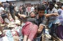 Más de 70 muertos al derrumbarse una fábrica de ropa en Bangladesh