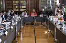 La ministra de Sanidad, Ana Mato (fondo-c), junto al conseller de Sanidad de Cataluña, Boi Ruiz (fondo-d), y la secretaria general de Sanidad del Ministerio de Sanidad, Pilar Farjas (fondo-i), durante la reunión de trabajo del Consejo Interterritorial de Sanidad que tiene lugar hoy en el Palacio de Pedralbes de Barcelona, para abordar el Pacto por la Sanidad con los médicos y enfermeros en las comunidades. EFELa ministra de Sanidad, Ana Mato (c), junto al conseller de Sanidad de Cataluña, Boi Ruiz (d), y la secretaria general de Sanidad del Ministerio de Sanidad, Pilar Farjas (i), durante la reunión de trabajo del Consejo Interterritorial de Sanidad que tiene lugar hoy en el Palacio de Pedralbes de Barcelona, para abordar el Pacto por la Sanidad con los médicos y enfermeros en las comunidades. EFE