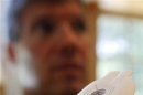 Una polémica cura experimental para la diabetes tipo 1, a través del uso de una vacuna contra la tuberculosis (TB) inventada hace un siglo, parece extinguir temporalmente la enfermedad, según un estudio realizado entre un puñado de pacientes dirigido por una científica muy criticada por sus colegas. Un estudio agita el debate de la polémica "cura" de la diabetes