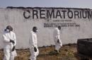 En esta foto del 7 de marzo del 2015, trabajadores de la salud se aprestan a recoger las cenizas de personas muertas por ébola en un crematorio en las afueras de Montovia, Liberia. A comienzoa de abril, Sierra Leona y Liberia parecen encaminarse al fin de la epidemia. La más perjudicada es Guinea, donde el ébola sigue causando estragos. (AP Foto/Abbas Dulleh, Archivo)