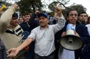 Médicos y trabajadores de la salud se sacan sangre de los brazos en señal de protesta frente a la sede del Ministerio de Salud en Lima (Perú). EFE