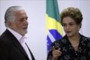 La presidenta brasileña, Dilma Rousseff (d), y el ministro de Presidencia, Jaques Wagner (i). EFE/Archivo