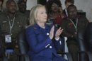 La secretaria de Estado de EE.UU, Hillary Clinton aplaude mientras visiona unas imágenes de los campos de entrenamiento militares Kasenyi en Kampala (Uganda). EFE