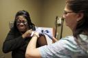 En esta fotografía del 10 de enero de 2013, la enfermera Debbie Smerk administra una vacuna contra la influenza a Pamela Black, en la clínica MetroHealth, en Cleveland. (Foto AP/Tony Dejak/Archivo)