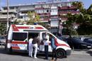 Personal médico se quitan los trajes protectores tras visitar a personal y pacientes que permanecen aislados en el hotel Super 8 de Skopje (Macedonia). EFE/Archivo