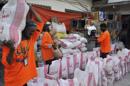 Trabajadores de la asistencia social Saylani preparan bolsas de alimentos para las víctimas de la hmaburna en Karachi (Pakistán) hoy, lunes 10 de marzo de 2014. EFE