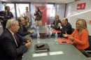 El líder del PSOE, Alfredo Pérez Rubalcaba (2d), acompañado de la secretaria de Política Social del PSOE, Trinidad Jiménez (d), y el portavoz de comisión de sanidad del Congreso, José Martínez Olmos (3d), se reúne con el vicepresidente del consejo General de Colegios Oficiales de Médicos, Ricard Gutiérrez Martí (2i), para tratar el efecto que pueden tener los nuevos ajustes del gobierno dentro del colectivo de la sanidad. EFE