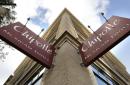 Letreros de un restaurante Chipotle en Portland, Oregon, el 2 de noviembre de 2015. Un brote de E. coli vinculado a la cadena de restaurantes Chipotle en los estados de Washington y Oregon ha enfermado a casi dos docenas de personas; la empresa cerró voluntariamente sus 43 sucursales en ambos estados como medida de precaución. (Foto AP/Don Ryan)