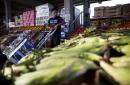 Danny Castillo acarrea unas cajas de vegetales en el mercado Atlanta Farmers Market, en Atlanta, el 6 de junio de 2015. Una encuesta en EEUU reveló que sólo 13% de los adultos comen la cantidad recomendada de fruta y apenas 9% de los vegetales, se informó el 9 de julio de 2015. (Foto AP/David Goldman, Archivo)