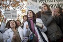 Un momento de la concentración llevada a cabo ante la Asamblea de Madrid para protestar contra las medidas sanitarias que la Comunidad de Madrid pretende implantar en 2013. EFEGran número de personas durante la concentración llevada a cabo ante la Asamblea de Madrid para protestar contra las medidas sanitarias que la Comunidad de Madrid pretende implantar en 2013. EFE