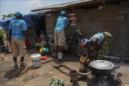 Trabajadores del Fondo de las Naciones Unidas para la Infancia (Unicef) colocan carteles con consejos para prevenir el ébola en el distrito de Zorzor en Lofa, Liberia. EFE/Archivo