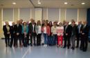La presidenta en funciones de la Junta de Andalucía, Susana Díaz (9i), junto a representantes de la Plataforma Andaluza de afectados por la hepatitis C. EFE