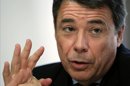 El presidente de la Comunidad de Madrid, Ignacio González, ha asegurado que la región seguirá adelante con la aplicación de la tasa de un euro por receta y, si una vez que esté en marcha el Ejecutivo central convoca una comisión bilateral para dialogar, su Gobierno "con mucho gustó" acudirá a esa vía. EFE/Archivo