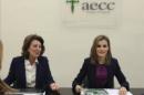 La reina doña Letizia, junto a la presidenta de la Asociación Española contra el Cáncer (AECC), Isabel Oriol (i), durante la reunión de trabajo de dicha entidad que ha presidido hoy, en Madrid. EFE