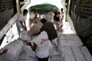 Foto cedida por Médicos sin Fronteras que muestra a los cooperantes descargando el material de ayuda humanitaria en el aeropuerto de Yangon, Birmania. EFE/Archivo