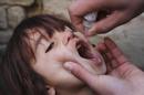 Un trabajador sanitario administra una vacuna contra el polio a una niña, en Kabul (Afganistán). EFE/Archivo