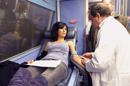 Una joven dona sangre en un autobús de donación de sangre. EFE/Archivo