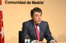 Imagen facilitada por EFE Televisión del presidente de la Comunidad de Madrid, Ignacio González, durante la rueda de prensa que ha ofrecido para anunciar que ha aceptado la dimisión del consejero de Sanidad, Javier Fernández-Lasquetty, que este ha presentado después de conocerse que el Tribunal Superior de Justicia de Madrid mantiene la suspensión cautelar del proceso de externalización de seis hospitales públicos madrileños. EFE