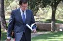 El presidente del Gobierno, Mariano Rajoy, tras el primer despacho que ha celebrado hoy con el rey Felipe VI en el Palacio de Marivent, la residencia de verano de la Familia Real. EFE/Ballesteros