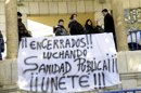 Pancarta en el exterior del Hospital Virgen de Salud de Toledo, en cuyo vestíbulo han pasado la noche una quincena de personas, entre personal sanitario y usuarios, en protesta por el cierre de las urgencias nocturnas y otros ajustes en materia sanitaria. EFERepresentantes de los sindicatos CCOO, Satse, Amyts, CSIT, UGT y USAE, a su llegada a la Consejería de Sanidad de Madrid, para reunirse en la mesa sectorial días después de conocerse dos nuevas convocatorias de huelga en el sistema sanitario público madrileño. EFERepresentantes de los sindicatos CCOO, Satse, Amyts, CSIT, UGT y USAE, a su llegada a la Consejería de Sanidad de Madrid, para reunirse en la mesa sectorial días después de conocerse dos nuevas convocatorias de huelga en el sistema sanitario público madrileño. EFE