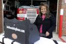 Monica Kelsey, bombera y paramédico que preside Safe Haven Baby Boxes Inc., posa con un prototipo de una "caja de bebés", donde padres pueden entregar a sus bebés anónimamente, en las afueras de su estacion de bomberos en Woodburn, Indiana, el jueves, 26 de febrero del 2015. (Foto AP/Michael Conroy)