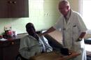 Imagen de video sin fechar facilitada por Fundación Juan Ciudad ONG del religioso español Miguel Pajares (d), de 75 años, que permanece aislado en un hospital de Liberia "con fiebre, sin apetito y muy débil" a la espera de los resultados que confirmen si ha sido infectado por el virus del Ébola, han señalado a Efe fuentes de Juan Ciudad ONGD. EFE