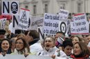 Participantes en la manifestación celebrada en el centro de Madrid de trabajadores y usuarios de la sanidad pública como forma de protesta por los planes del gobierno regional de privatizar gestión de varios hospitales y centros de salud. EFE/Archivo