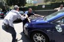 Un escolta del conseller de Salud trata de apartar a un trabajador del Hospital del Vall d'Hebron. EFE