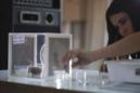 Una investigadora manipula cubetas con ejemplares del mosquito Aede Aegypty son vistas, en el Centro de Investigaciones Científicas y Técnicas para la Defensa en Buenos Aires, organismo dependiente del Ministerio de Defensa. EFE