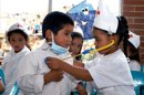 Unos niños juegan, vestidos de médicos y enfermeros, con motivo de la celebración del Día Mundial de la Salud. EFE/Archivo