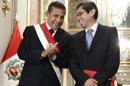 Fotografía cedida el pasado 5 de noviembre por la Presidencia de Perú en la que se registró al primer mandatario de los peruanos, Ollanta Humala (i), durante la toma de juramento en el cargo del nuevo ministro de salud de ese país, el médico epidemiólogo Aníbal Velásquez Valdivia (d), en Lima (Perú). EFE