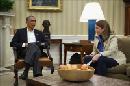 El presidente estadounidense, Barack Obama (i), y la secretaria de Salud y Servicios Humanos, Sylvia Burwell (d), participan en una conferencia telefónica con el director del Centro de Control de Enfermedades, Dr. Tom Frieden, en la Oficina Oval en la Casa Blanca, en Washington DC (EE.UU.). EFE