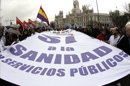 La Mesa en Defensa de la Sanidad Pública, que reúne a organizaciones sindicales, ciudadanas y profesionales, durante una "marea blanca" contra la política sanitaria del Gobierno regional. EFE/Archivo