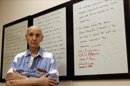 El científico Santiago Grisolía posa ante la declaración de Valencia sobre el proyecto del genoma humano durante la entrevista con la Agencia EFE. EFEEl científico Santiago Grisolía durante la entrevista con la Agencia EFE, en la que ha reclamado una "adecuada ley de mecenazgo" que, en el actual momento de crisis económica, incentive las aportaciones económicas privadas para fines culturales, sociales o científicos, y asegura no entender que algunos españoles con grandes fortunas no sean mecenas. EFE