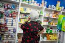 Una mujer observa medicamentos en una farmacia. EFE/Archivo