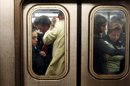 Muchos neoyorquinos se quejan de que la costumbre de comer en el subterráneo deja basura que atrae a los roedores, que penetran en los vagones en busca de migas, incluso cuando éstos se encuentran llenos de pasajeros. EFE/Archivo