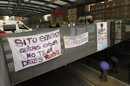 Unas pancartas cuelgan en el exterior del servicio de Urgencias del Hospital Clínico San Carlos de Madrid. EFE/Archivo