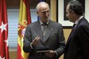 El presidente de la Asamblea de Madrid, José Ignacio Echeverría (i), recibe del consejero madrileño de Economía y Hacienda, Enrique Ossorio (d), los presupuestos de la Comunidad para el año 2013. EFE