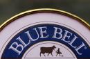La imagen muestra un contenedor de helado Blue Bell el viernes 13 de marzo de 2015 en Dallas. Las muertes de tres personas que desarrollaron una enfermedad por intoxicación alimenticia ligada a productos Blue Bell ha provocado la primera devolución de producto en los 108 años de historia de la compañía texana.(Foto AP/Kim Johnson Flodin)