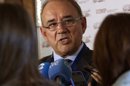 El presidente del Consejo General de Colegios Oficiales de Médicos de España, Juan José Rodriguez Sendín, hablando a los medios de comunicación. EFE/Archivo