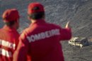 Unos bomberos observan un camión quemado cerca de Figuero dos Vinhos, Portugal. EFE