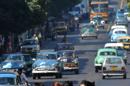 Varios estudiantes de medicina caminan por una calle, en La Habana, Cuba. EFE