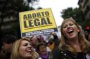 Miles de personas celebran en Madrid la retirada de la reforma del aborto