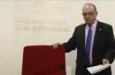 El presidente de la Organización Médica Colegial (OMC), Juan José Rodríguez Sendín, momentos antes de la rueda de prensa en la que anunció la postura de la OMC sobre la limitación del acceso a los fármacos de la hepatitis C, la "agresividad" de la política de precios y las repercusiones que su financiación puede tener en el Sistema Nacional de Salud. EFE