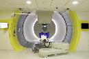 Esta imagen muestra una sala de terapia a base de protones en el Centro de Terapia de Protones, en Praga, República Checa, el miércoles 3 de septiembre de 2014. Los padres de Ashya King, de 5 años, enfermo con un tumor cerebral, planean vender una propiedad para pagar la terapia de protones para su hijo en la República Checa o Estados Unidos. (Foto AP/Petr David Josek)