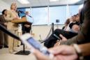 La candidata presidencial demócrata Hillary Clinton conversa con profesionales médicos después de una visita al Centro de Salud Borinquen en Miami, Florida, el martes 9 de agosto de 2016, para conocer las medidas adoptadas de combate al zika. (AP Foto/Andrew Harnik)
