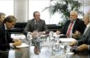 El ministro de Sanidad, Servicios Sociales e Igualdad, Alfonso Alonso (c), durante la reunión que ha mantenido con los representantes de la Confederación Estatal de Sindicatos Médicos, hoy en la sede del Ministerio en Madrid. EFE