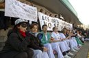 Trabajadores de la sanidad concentrados a las puertas del Hospital Clínico Universitario Lozano Blesa de Zaragoza. EFE/Archivo