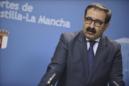 El consejero de Sanidad, Jesús Fernández, atiende a los medios de comunicación antes de comparecer ante la Comisión de Sanidad de las Cortes regionales para informar sobre la política general a seguir por su Consejería. EFE/Archivo